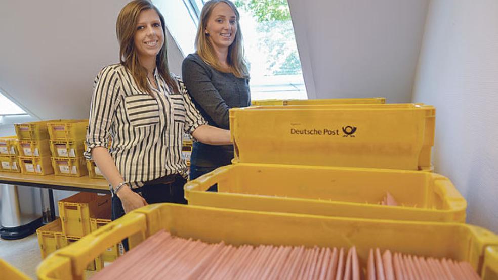 Sabine Witte (links) und Laura Drath vom Büro der Kreiswahlleitung zählen und sortieren die beim Landkreis Leer eingegangenen Wahlbriefe. © Foto: Landkreis Leer