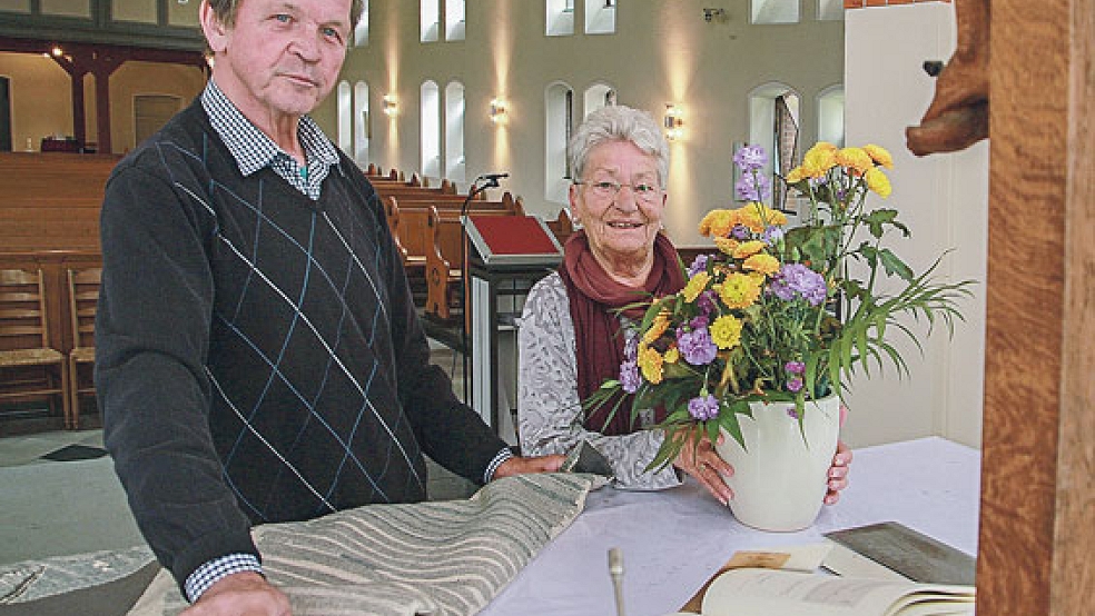 Margreth und Wolfgang Haberecht haben sich in über 36 Jahren Küsterdienst neben vielen anderen Aufgaben auch um den Altarschmuck gekümmert. © Foto: Dübbel