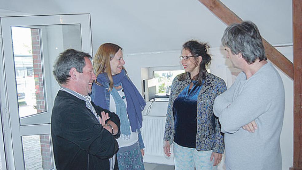 Im Gespräch mit Besuchern der Ausstellung: Klaus Zwick (links) und Friederike Götz (Dritte von links) in der Galerie Schnelle. © Foto: Hoegen