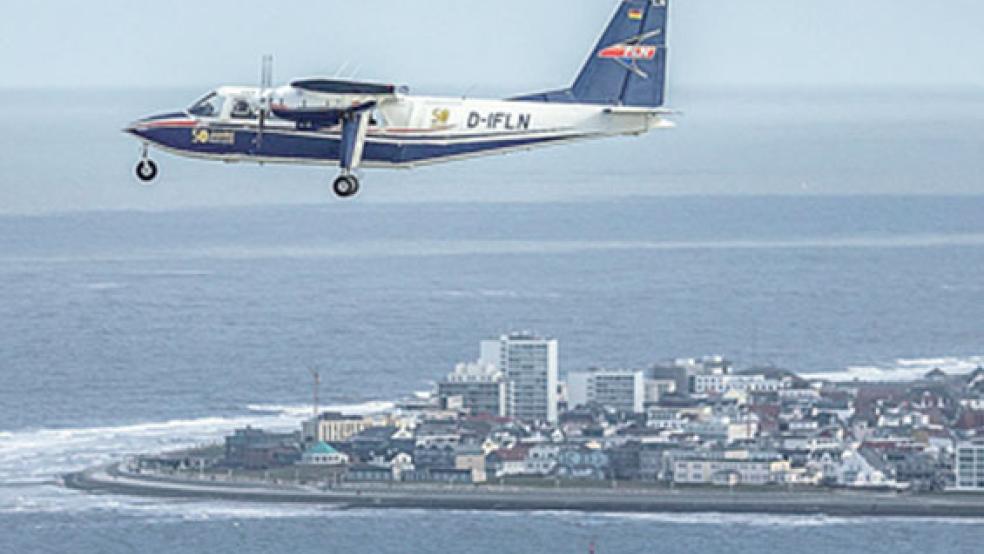 Eine FLN-Maschine vom Typ Britten-Norman (BN) mit der Sonderlackierung zum 50-jährigen Bestehen über Norderney. © Foto: J. Meyer