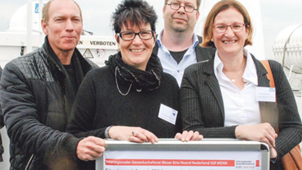 Der Internationale Gewerkschaftsrat Weser-Ems Noord Nederland (WENN) engagiert sich gegen Rechtspopulismus mit einer Resolution, die (von links) Rini Mol (CNV), Dorothee Jürgens (DGB), Arnoud Hoogsteen (FNV) und Wieke Berends (FNV) gestern auf dem Fahrgastschiff »Dollard« zwischen Ditzum und Delfzijl unterzeichneten. Auf dem Foto fehlt Dr. Mehrdad Payandeh (DGB). © Foto: Kuper