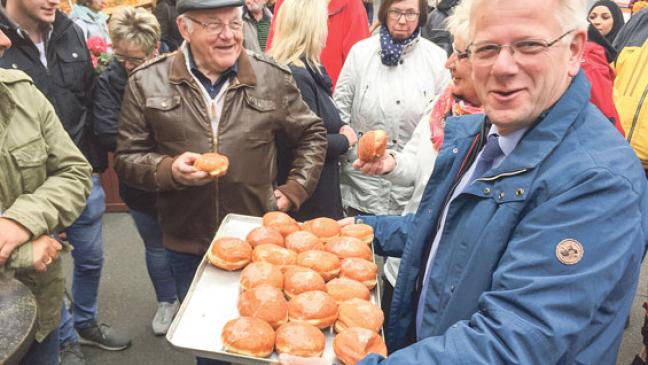 Johannimarkt eröffnet mit Bürgermeister und Blasorchester