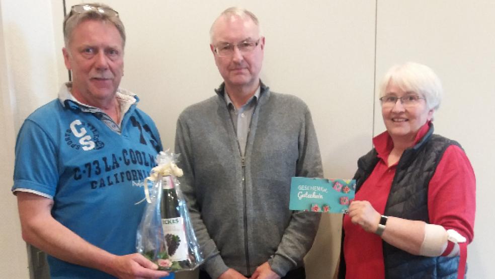 Im Bild rechts Heide Robbe (DRK-Ortsverein) die sich bei Bernhard Meyer (50. Spende) und Alfred Roll (40. Spende) mit einem Präsent bedankt.  © Foto: Wessels