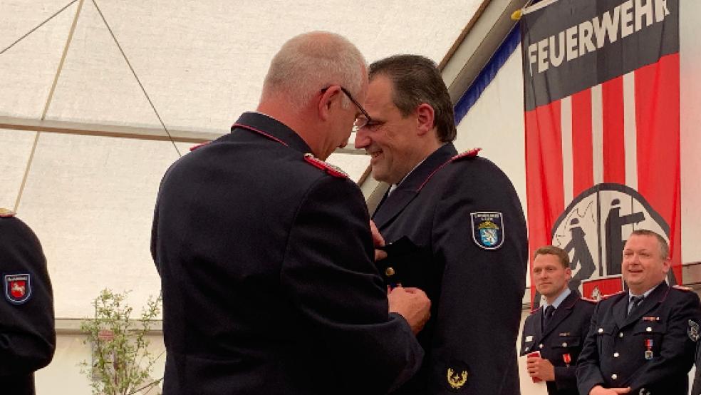 Kreisbrandmeister Johann Watten wird von Regierungsbrandmeister Ernst Hemmen mit dem Deutschen Feuerwehr Ehrenkreuz in Silber ausgezeichnet.  © Foto: Feuerwehr