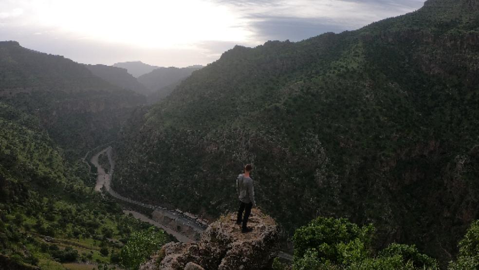 Atemberaubende Landschaften: Thorben Müller blickt auf ein Tal bei Amediye. Hier stehen auch die zerbombten Überreste einer Residenz des Dikators Saddam Hussein. © Foto: privat