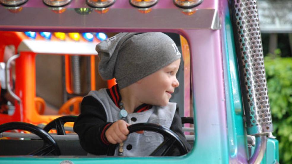 Der zweijährige Tyler aus Weener hätte am liebsten den ganzen Tag im Mini-Lkw von Edens »Kindertraum« verbracht. © Foto: Kuper
