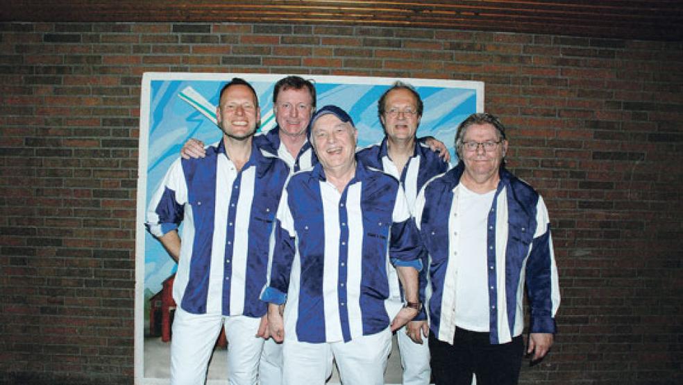 Die »Beach Boys« aus Westfalen sind (von links) Kai Lemke (Gesang und Gitarre), George Major (Gesang), Molly Schreiber (Gitarre und Gesang), Georg Grewe (Keyboard, Gitarre und Gesang) und Alex Claus (Schlagzeug und Gesang),  © Kuper