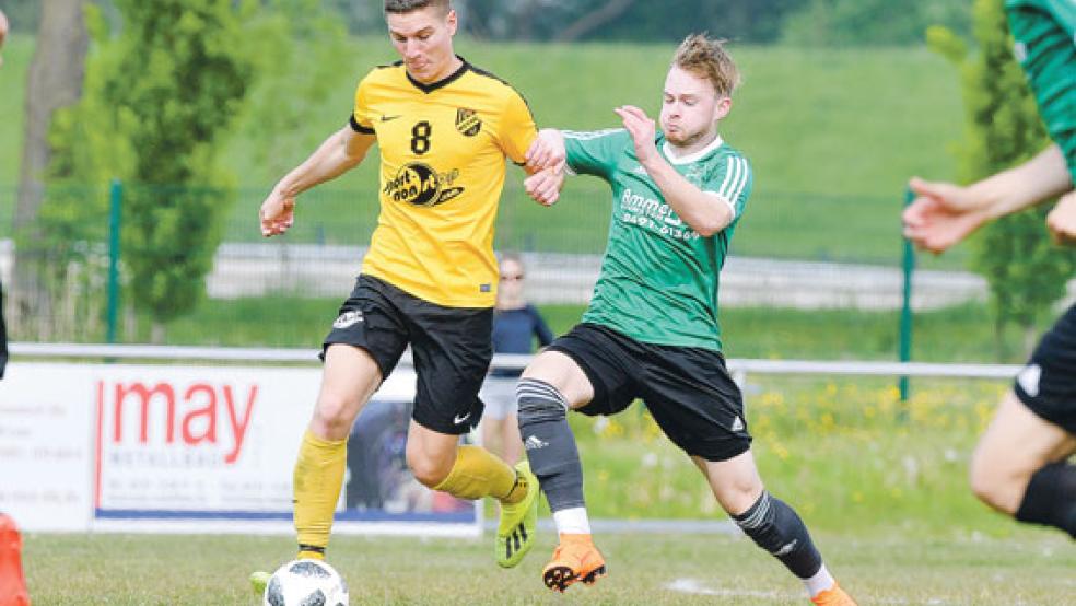 Marco Roelfs (rechts) im Zweikampf mit Jan Hauke Booms.  © Foto: Bruins