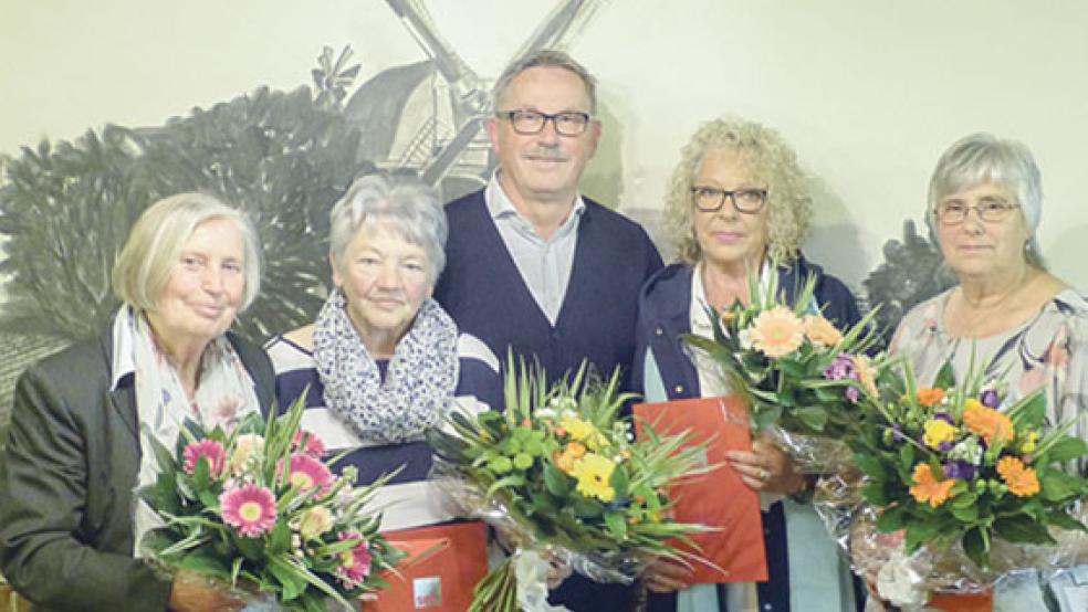 SPD-Vorsitzender Helmut Geuken ehrte (von links) Gerda Pruin, Luise Meyer, Theda Janssen und Else Bloem für ihre langjährige Mitgliedschaft im SPD-Ortsverein Möhlenwarf.  © Foto: SPD