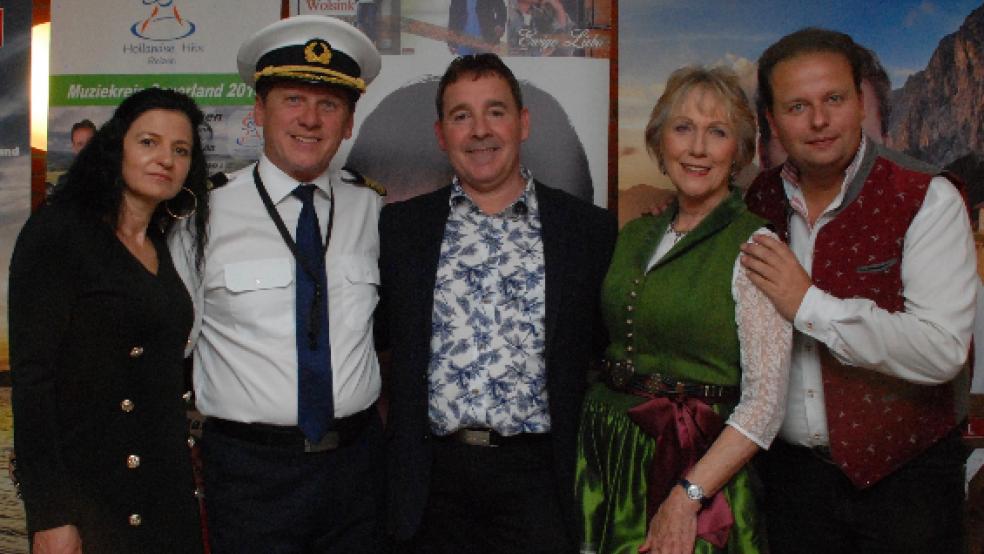 »Fünf Stimmen und ein Saxophon« (von links): Gabriela und »Captain Freddy«, Michel Wolsink, Edith Prock sowie Gastgeber und Publikumsliebling Sanny.  © Kuper