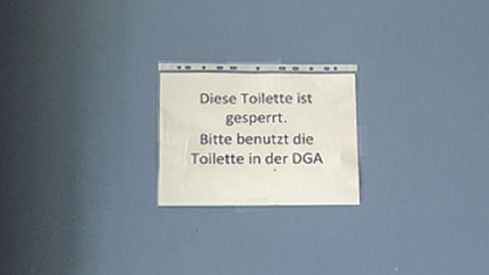 In dieser Toilette für Jungen an der Bunder Oberschule ereignete sich am Freitagmittag der Säure-Unfall. © Foto: Boelmann
