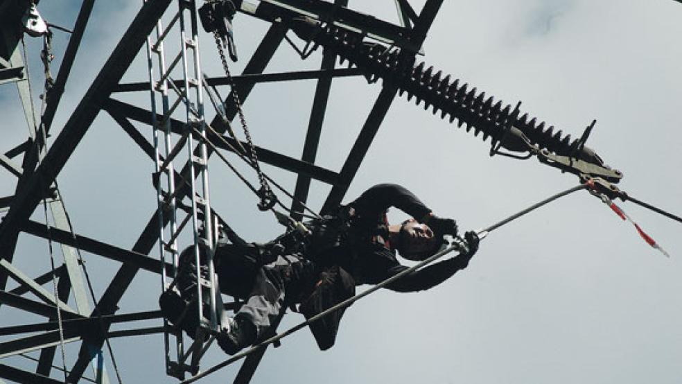 Freileitungsmonteure der A. Hak Electron GmbH aus Hamminkeln im Kreis Wesel entfernten die gerissene Hochspannungsleitung und installierten ein neues Kabel. © Foto: Szyska