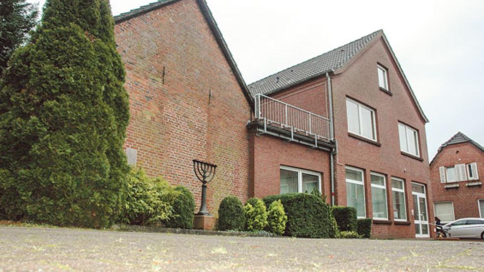 Das ehemalige Lehrer- und Rabbinerhaus der jüdischen Gemeinde an der Westerstraße und das dahinter liegende Gebäude der ehemaligen jüdischen Schule wurden der Stadt Weener zum Kauf angeboten. Die Stadtverwaltung schlägt vor, die Immobilie zu erwerben und hat für die Ratssitzung am 29. Mai einen entsprechenden Beschlussvorschlag erarbeitet. © Foto: Szyska