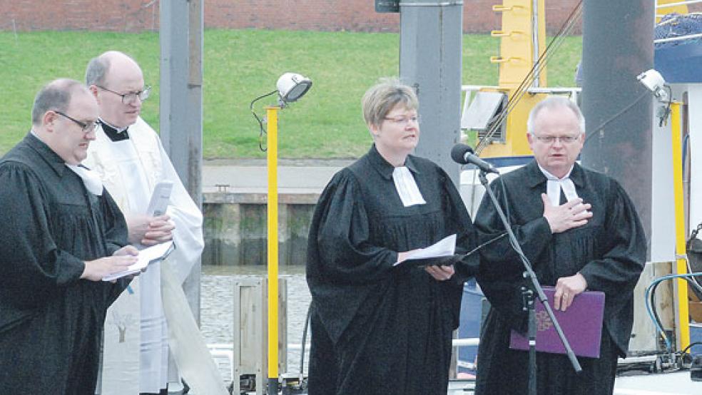 Am ökumenischen Gottesdienst im vergangenen Jahr in Ditzum am Hafen wirkten Pastor Martin Schneider, Pastor Martin Stührenberg, Pastorin Anne Ulferts und Pastor Rolf Kemner (von links) mit.  © Archivfoto: Kuper