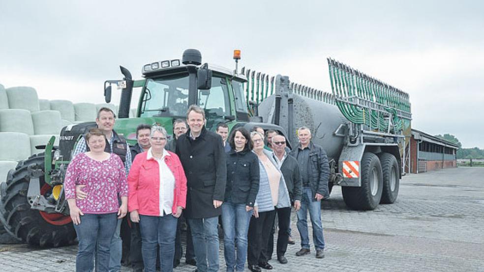 EU-Abgeordneter Jens Gieseke (CDU) war gestern Mittag auf dem Hof von Andreas Groen in Stapelmoorerheide zu Gast. Auch Vertreter aus der Landwirtschaft nahmen an dem Treffen teil und diskutierten über aktuelle Probleme. © Foto: Boelmann