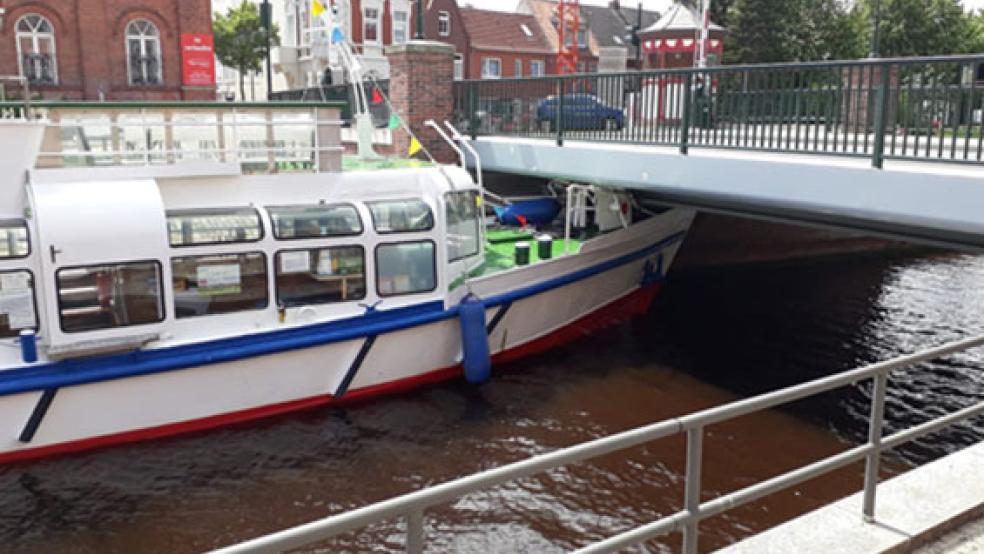 Dieses Fahrgastschiff kollidierte heute Mittag mit der Klappbrücke »Rotes Siel« in Emden. © Foto: Wasserschutzpolizei