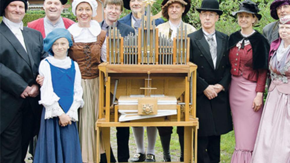 Das Ensemble des Stückes »Gliek un doch heel anners« mit Projekt-Vater und Organeums-Leiter Winfried Dahlke aus Weener (5. von links). © Fotos: Hanken