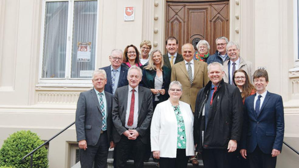 Auf der Freitreppe des Organeums: Vorne von links Bürgermeister Ludwig Sonnenberg, Landschaftsdirektor Rolf Bärenfänger, CDU-Stadtverbandsvorsitzende Hildegard Hinderks, Minister Björn Thümler und Organeums-Direktor Winfried Dahlke. Dahinter von links CDU-Ratsherr Broer-Wübbena Mecima, Ilona Heijen vom EDR, Pastorin Hilke Klüver, Hiltrud Richmond, Martin Jhering, Dr. Rolf Otte, Vorsitzender der Seniorenunion, Francien Janse-Balzer, Kurt Radtke, Kirchenpräsident Dr. Martin Heimbucher und unten neben Thümler die CDU-Kreistagsabgeordnete Tatjana Maier-Keil. © Foto: Hoegen