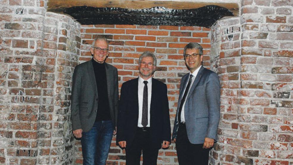 Das Programm der zweitägigen Gesamtsynode der Evangelisch-reformierten Kirche, die heute in der Johannes a Lasco Bibliothek in Emden beginnt, erläuterten gestern Präses Norbert Nordholt (links) sowie Kirchenpräsident Dr. Martin Heimbucher (Mitte) und Vizepräsident Helge Johr.  © Foto: Kuper