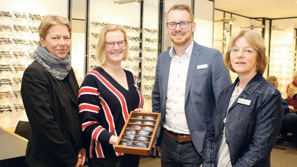 Werben für die Umschulung in Teilzeit (von links): Angela Mandel (BBZ-Geschäftsführerin), Teilzeitumschülerin Kerstin Fette, Fielmann-Niederlassungsleiter Christian Voigt und Marlies Malec von der Agentur für Arbeit Emden-Leer. © Foto: W. Feldmann