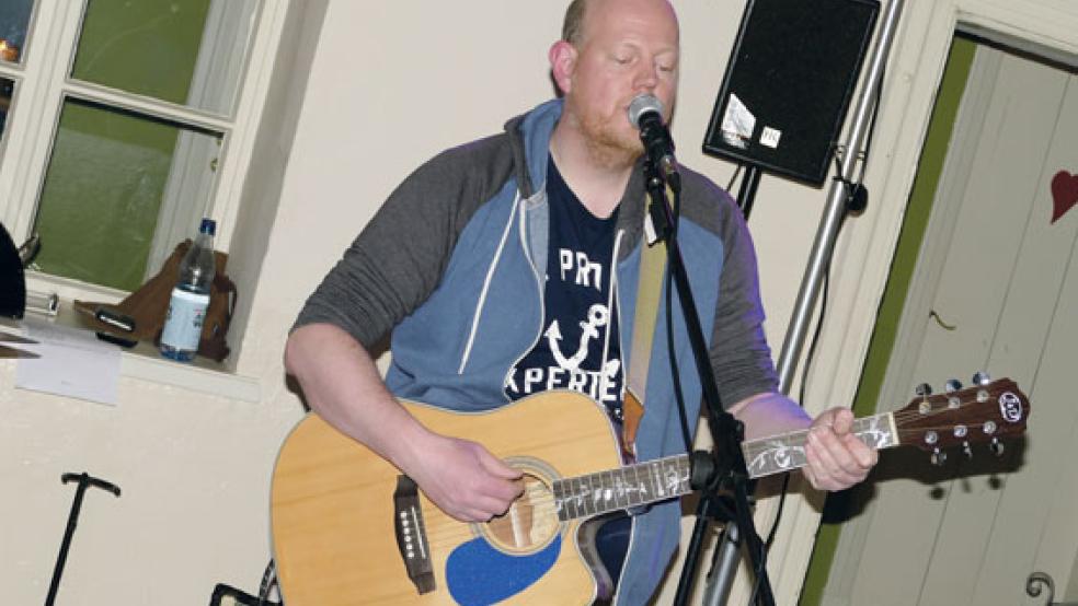 Wie schon auf »Wiet Land« singt Matthias Brungers auch auf »So As Dat Is« wieder ausnahmslos plattdeutsche Texte. © Foto: Jürgens