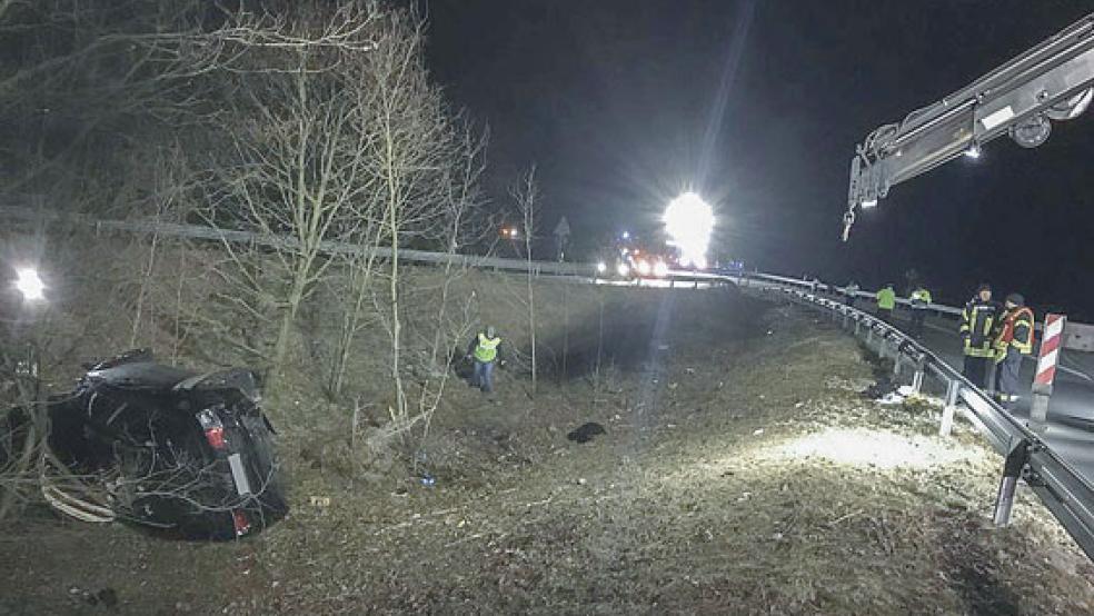 Rückblick: Anfang März des vergangenen Jahres kam dieses Auto auf der Bundesstraße 210 im Übergangsbereich zur Autobahn 31 von der Straße ab und überschlug sich. Für den Beifahrer kam jede Hilfe zu spät. © Archivfoto: Feuerwehr