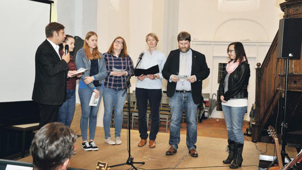 Stephanie Engel, die neue Jugendreferentin, wurde im Gottesdienst in ihr Amt eingeführt. Neben Stephanie Engel (rechts) Präses Ard Nap und Pastorin Jana Metelerkamp. © Foto: Luitjens