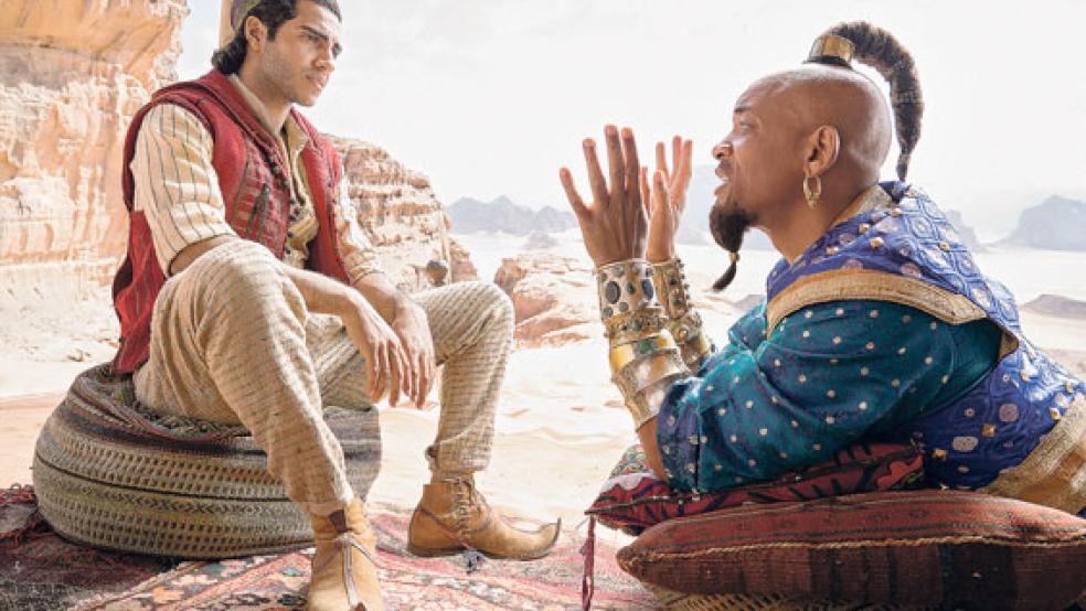 Aladdin ( Mena Massoud) sieht sich mit dem Geist Dschinni (Will Smith, rechts) konfrontiert. © Foto: Disney