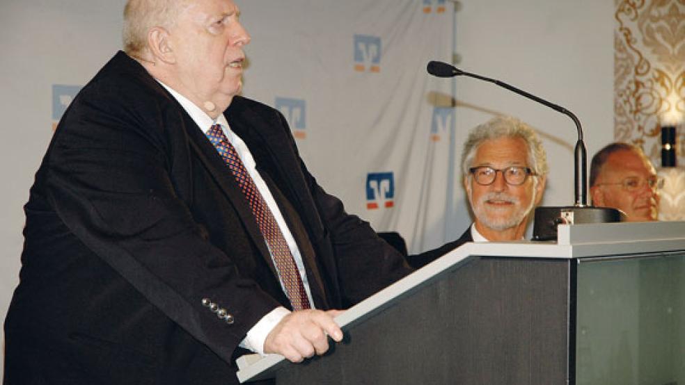 Der frühere Fußball-Manager Reiner Calmund unterhielt mit seinem launigen und wortgewaltigen Vortrag über »Fußball und Wirtschaft« am Mittwochabend den vollbesetzten Saal des Hotels »Ostfriesen-Hof« in Leer. Auch der OVB-Aufsichtsratsvorsitzende Folkmar Ukena (rechts) hörte »Calli« neugierig zu. © Foto: Szyska