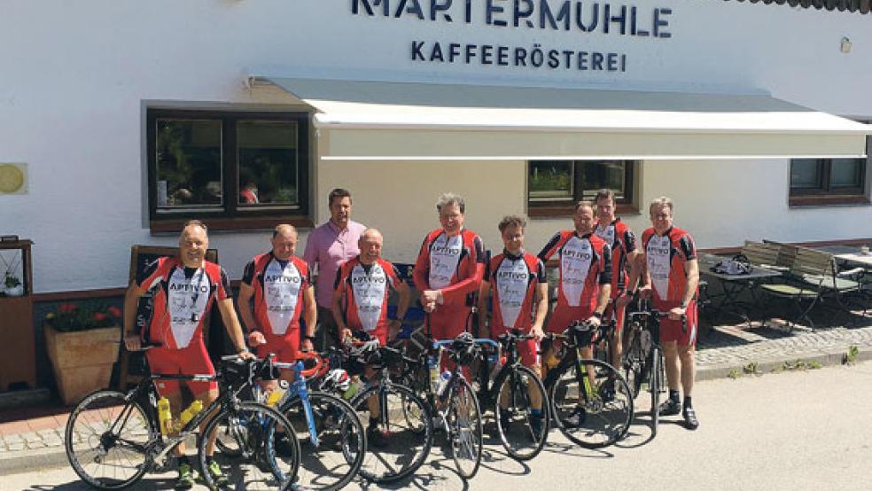 Neun Mitglieder der »Rheiderländer Grenzbiker« machten sich auf den Weg nach Bernau am Chiemsee. Eine Kaffeepause machten die Rheiderländer bei der Kaffeerösterei Martermühle. © Foto: privat