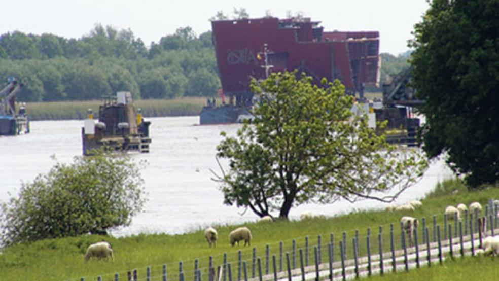Gegen 14 Uhr passierte der Schleppverband die Friesenbrücke in Weener. © Foto: Szyska