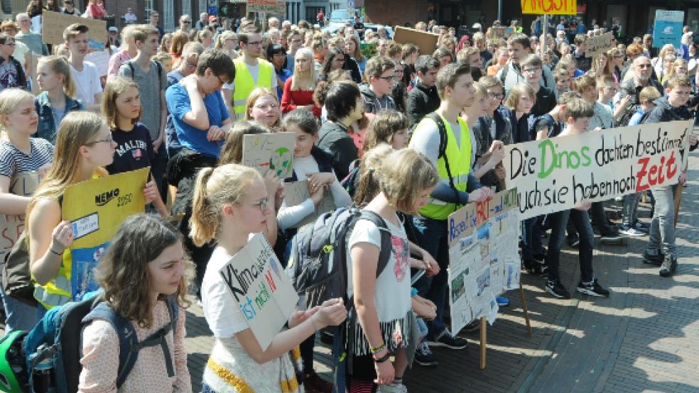Auf dem Denkmalsplatz in Leer versammelten sich Hunderte von Demonstranten zur Abschlusskundgebung der »Fridays for Future«-Aktion. © Wolters