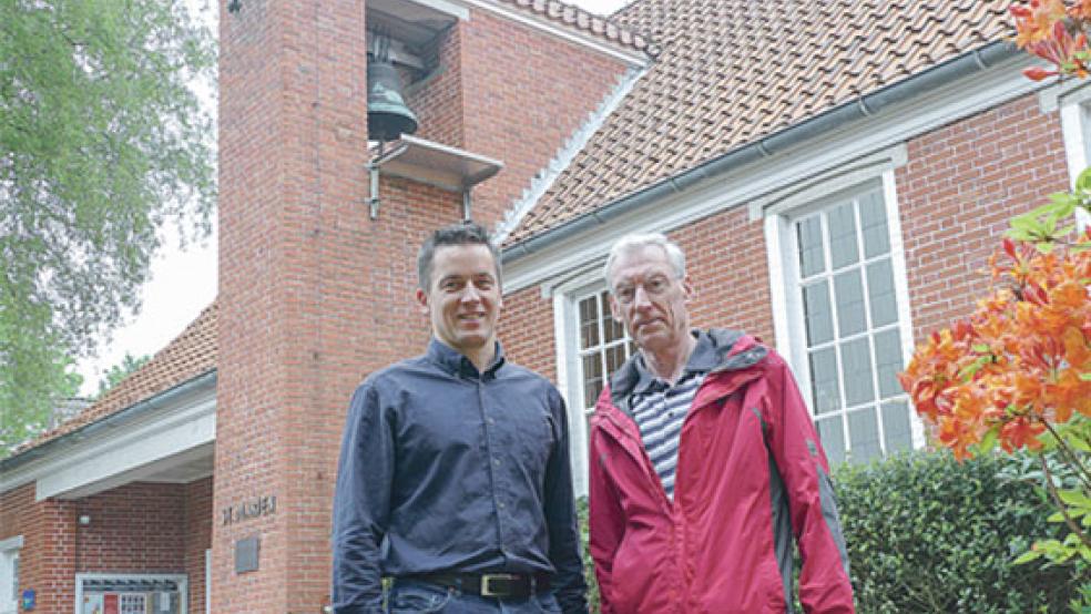 »Wir helfen uns gegenseitig, wann und wo wir können«: Der Pastor der evangelisch-reformierten Gemeinde Michael Weber und Clemens Brink (rechts) von der katholischen Gemeinde aus Oldersum. © Foto: Jürgens