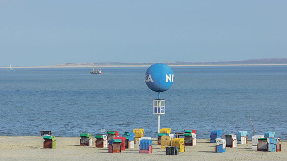 Sonnige Aussichten in der Tourismusbranche Ostfrieslands, allerdings drückt beim Fachkräftemangel mehr denn je der Schuh. Das Bild zeigt den Strand von Dornumersiel. Seit 46 Jahren steht dort der riesige Nivea-Ball in zehn Metern Höhe auf einem Mast mit Ausguck und ist das Wahrzeichen des Küstenbadeortes. Nun ist der Ball in einem so maroden Zustand, dass er abgebaut werden muss. Das soll Dienstag in einer aufwändigen Aktion erfolgen. © Foto: Tourismus GmbH Dornum