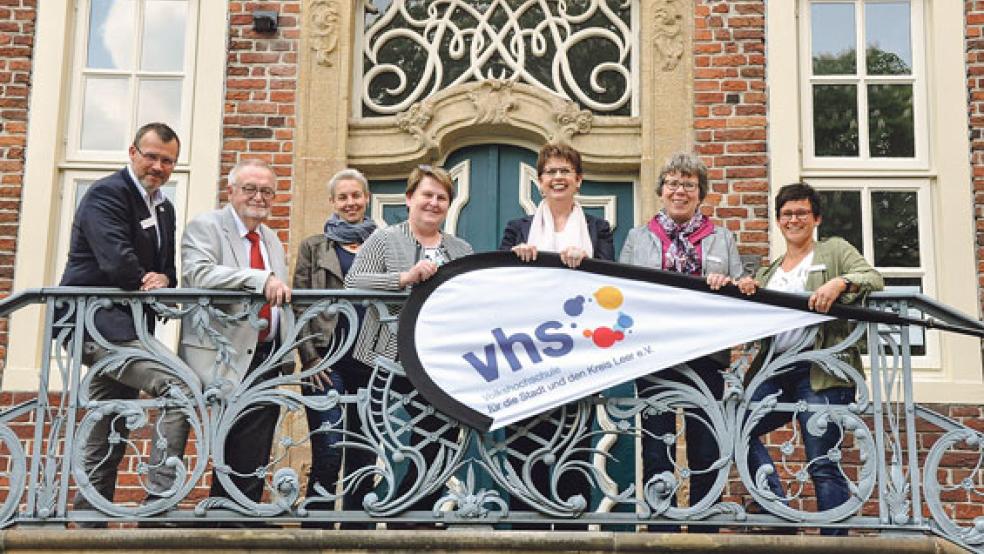 Tauschten sich über die Herausforderungen für die Leeraner Volkshochschule (VHS) aus (von links): Detlev Maaß, Jörg Furch, Marion Weber (alle VHS), Johanne Modder (SPD-Landtagsabgeordnete), Birgit Honé (SPD-Europaministerin), Ursula Behrends und Sabine Kasimir (beide VHS). © Foto: Boelmann