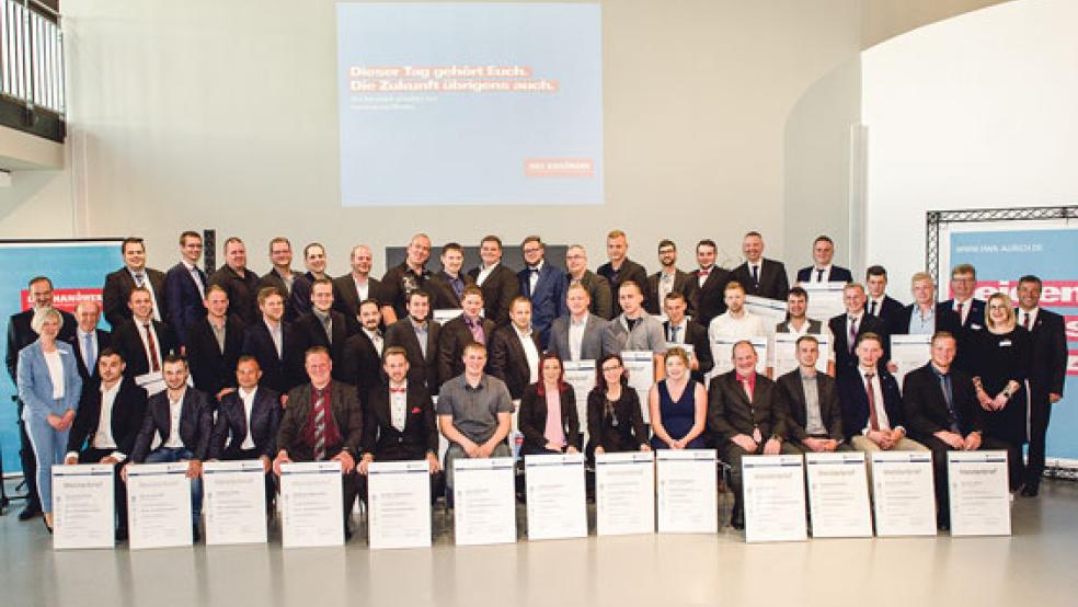 Auf diesen Moment hatten die Meister lange gewartet. Glücklich halten sie ihre Meisterurkunden in den Händen. © Foto: HWK