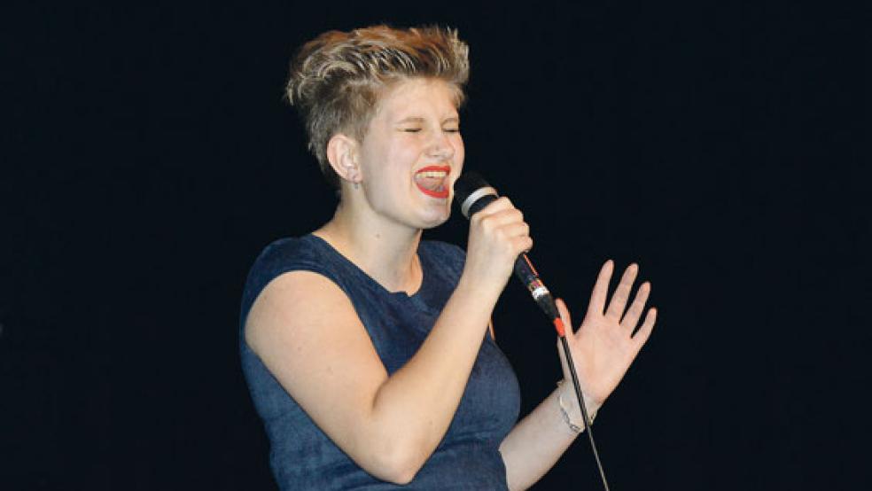 Rockröhre Daniek haute das Publikum in der Aula der Oberschule vom Hocker.  © Fotos: Himstedt