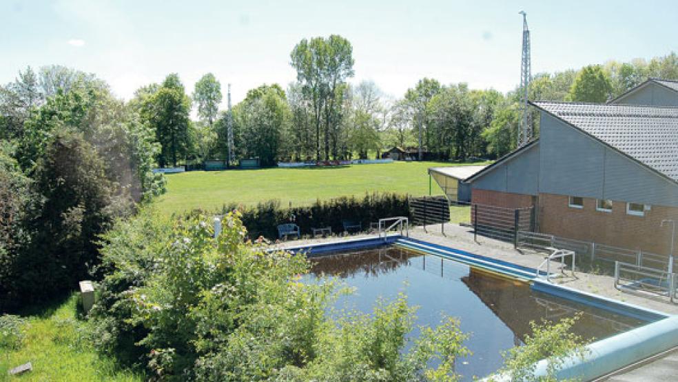 Das Lehrschwimmbecken auf dem Gelände der Grundschule Stapelmoor steht vor einer mehr als ungewissen Zukunft. Ungewiss ist auch, wann politisch über dieses Thema beraten werden soll, in der letzten Mai-Woche wird das »Spaßbad« nicht wie eigentlich beschlossen Thema im Bauausschuss sein. © Foto: Hoegen