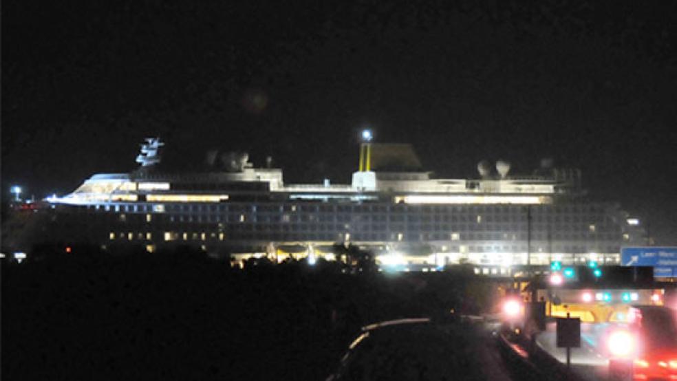 In der Nacht fuhr die »Spirit of Discovery« über den Emstunnel. © Foto: Wolters