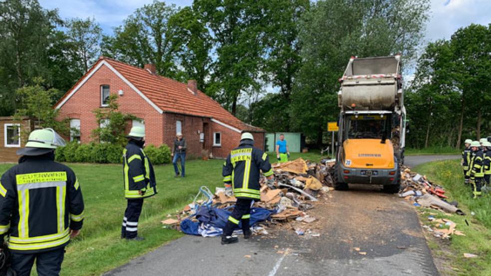Die Feuerwehr war heute wegen eines Brandes, der in einem Sperrmüllfahrzeug ausgebrochen war, in Ihrenerfeld im Einsatz © Foto: Feuerwehr