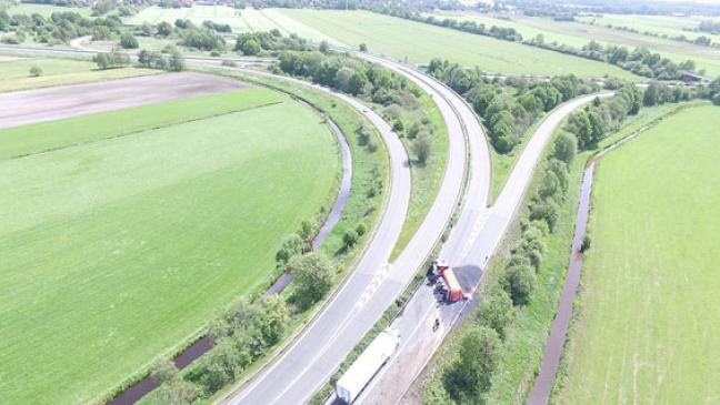Kipplaster liegt auf der Autobahn 280