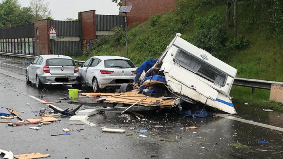 Ein Bild der Verwüstung bot sich an der Unfallstelle. Verletzte gab es nicht. © Foto: Polizei