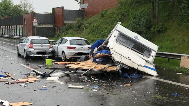 BMW mit Wohnwagen verunglückt