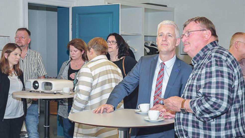 Nachdenkliche Mienen in der »Wahlzentrale Kreishaus«: Landrat und Wahlleiter Matthias Groote (2. von rechts), selbst SPD-Mann, analysiert mit dem früheren Amtsleiter Dieter Schröer die Ergebnisse. Links daneben: SPD-Kreistagsvorsitzende Anja Troff-Schaffarzyk.  © Foto: Wolters