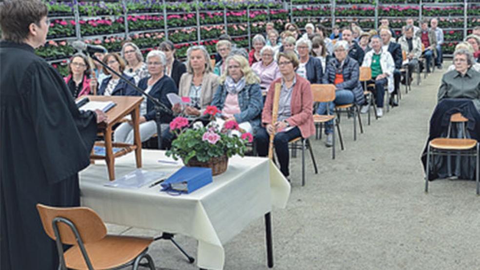 Pastorin Inka Dohrmann-Westerdijk hielt die Predigt im Gewächshaus des Gartenbaubetriebs von Frank Silze in Halte vor rund 150 evangelischen Christen. © Foto: Heinrich Siemons