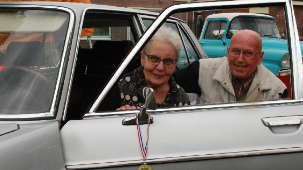 Elly und Derry Meter organisieren in diesem Jahr sieben Oldtimer-Treffen, auch in Jemgum (Müggenmarkt) und Weener (Michaelismarkt). © Kuper