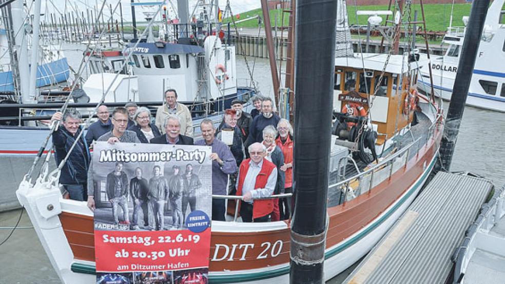 Stellten das Festprogramm zum 50. Geburtstag von Kutter »Hinderk« vor: Die Mitglieder der Ditzumer »Haven-un Kuttergemeenskupp«.  © Foto: Boelmann