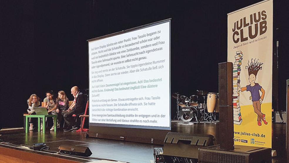 In der Aula der Oberschule in Weener wurde eine »Lese-Karaoke«-Show veranstaltet, an der auch die Schüler aktiv beteiligt waren. © Foto: Oberschule