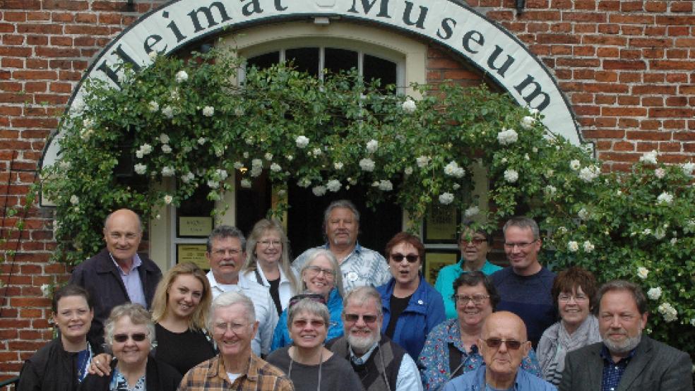 Im Heimatmuseum in Weener machte die Besuchergruppe aus dem US-Bundesstaat Minnesota einen Ausflug in die Geschichte des Rheiderlands. Dort trafen sie auf die Rheiderländer Herta Korfé und Lübbert Kruizenga (rechts). Die Eheleute wohnen und arbeiten seit fast 20 Jahren in Minneapolis und besuchen derzeit die alte Heimat. © Szyska
