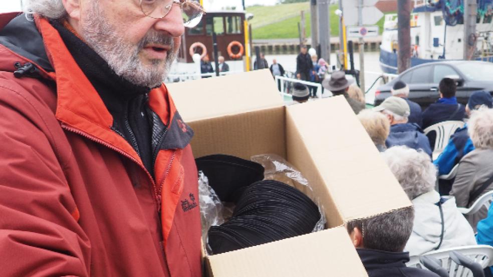 Vor dem Gottesdienst wurden Kippot an die Besucher verteilt. Im Bild Volker Kraft von der reformierten Kirchengemeinde Weener. © Foto: Preuß
